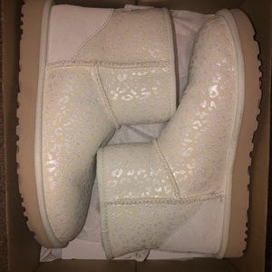 Never worn Ugg Snow Leopard Size 8. Pristine condition!
